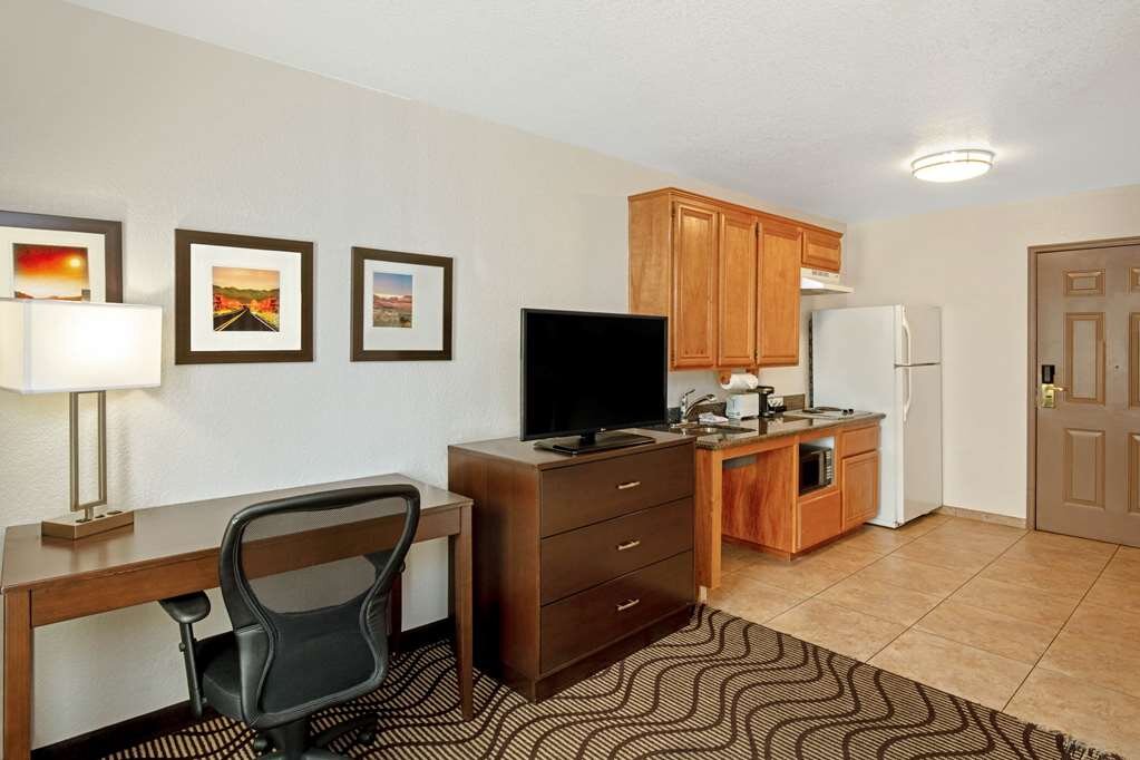 Hotel photo 26 of La Quinta Inn & Suites by Wyndham Las Vegas Red Rock.