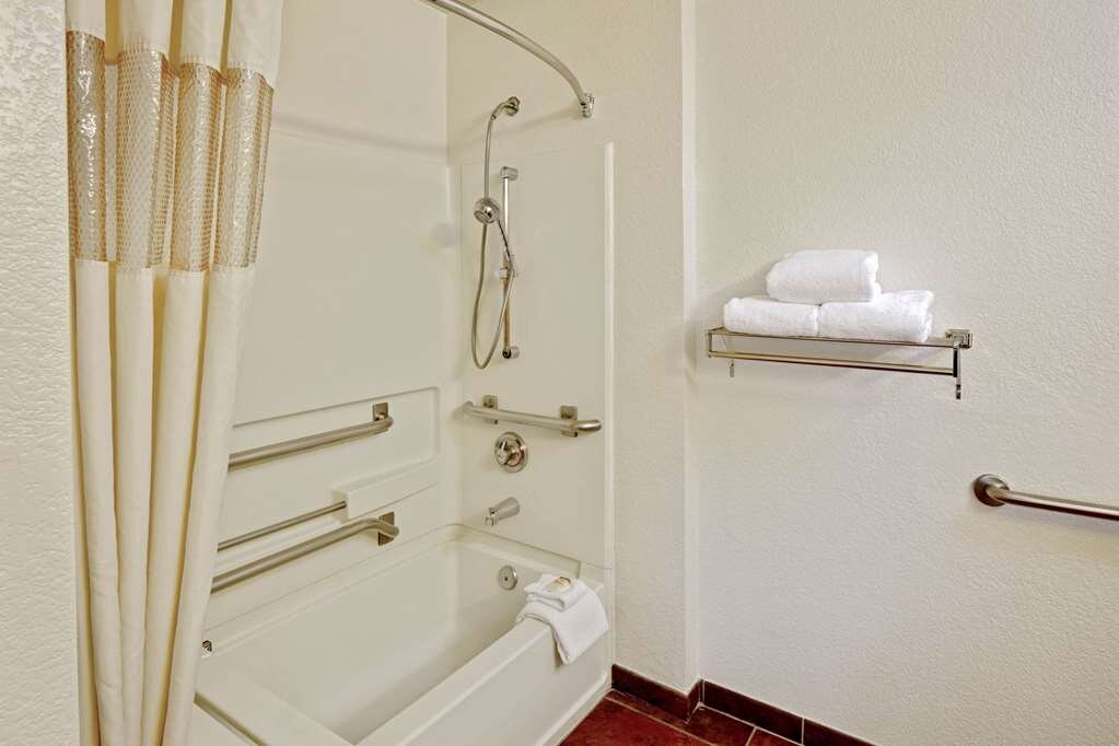Hotel photo 22 of La Quinta Inn & Suites by Wyndham Las Vegas Red Rock.
