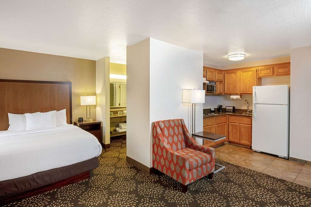 Hotel photo 20 of La Quinta Inn & Suites by Wyndham Las Vegas Red Rock.