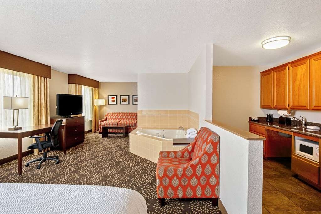 Hotel photo 2 of La Quinta Inn & Suites by Wyndham Las Vegas Red Rock.