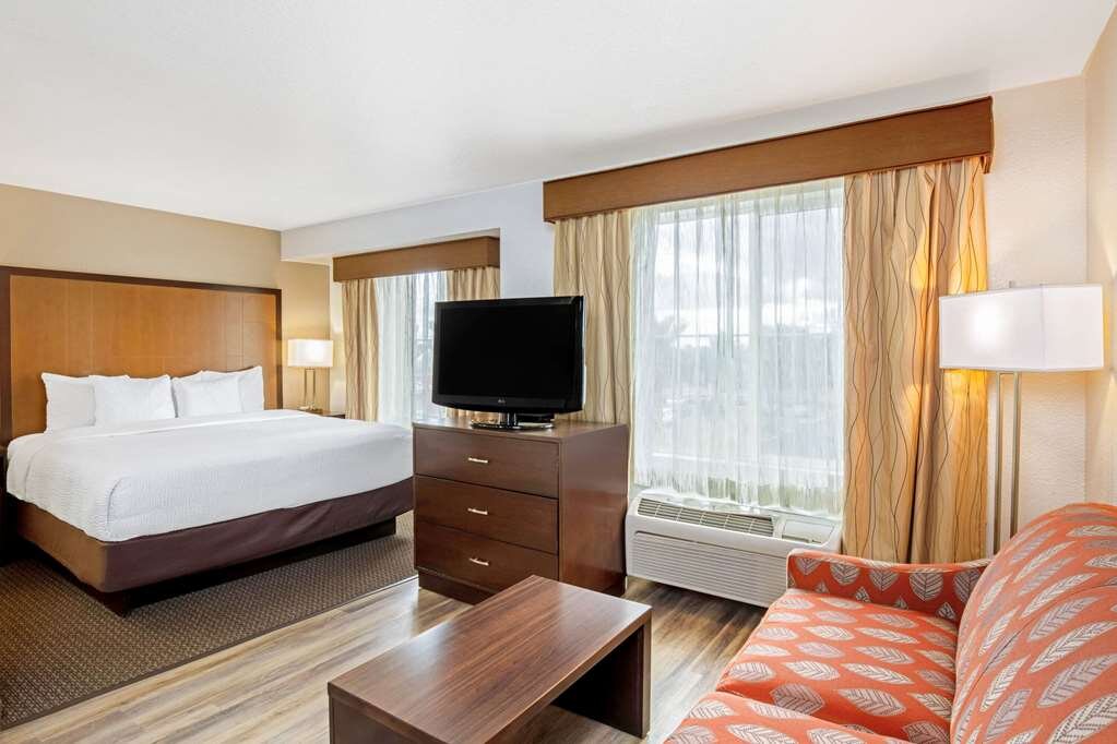 Hotel photo 3 of La Quinta Inn & Suites by Wyndham Las Vegas Red Rock.
