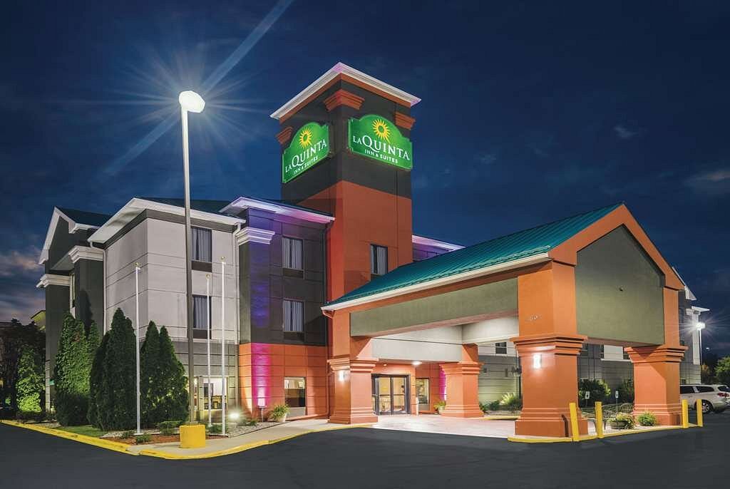 La Quinta Inn &amp; Suites by Wyndham Louisville, hotell i Louisville