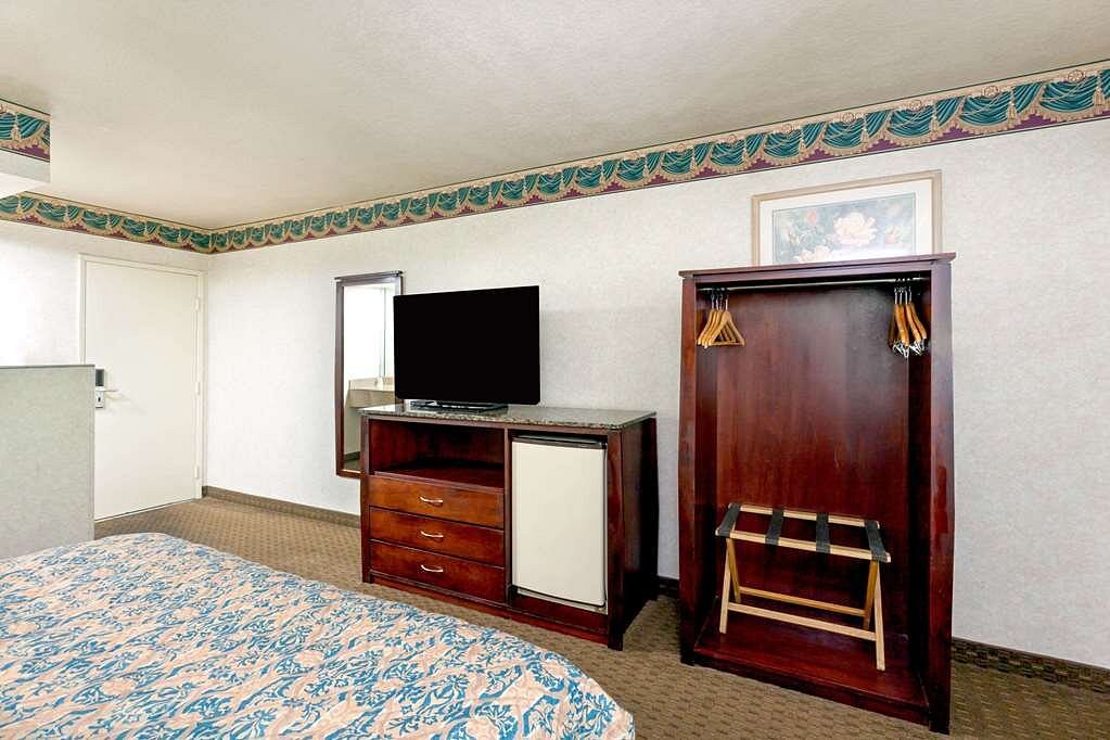 Travelodge By Wyndham Long Beach Convention Center Rooms Pictures And Reviews Tripadvisor