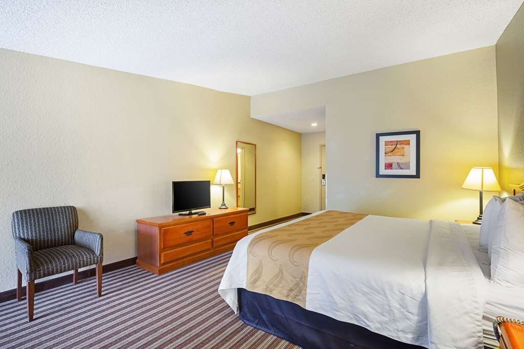 Quality Inn & Suites NRG Park - Medical Center Rooms: Pictures ...