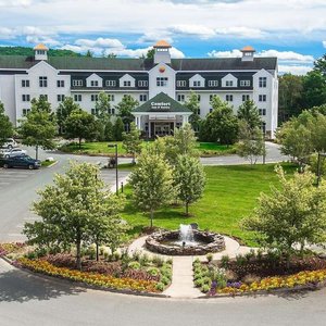 Beautifully landscaped VT hotel grounds with sparkling fountain