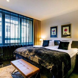 Spacious guest room