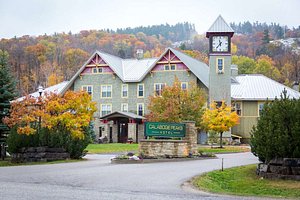 Calabogie Peaks Hotel in Calabogie, image may contain: Hotel, Building, Clock Tower, Tree