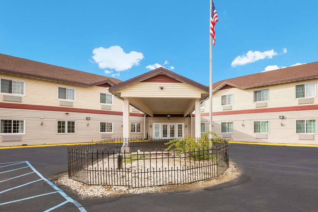 ECONO LODGE Updated 2024 Prices Hotel Reviews Lake Mills WI   Hotel Exterior 