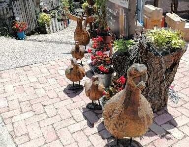 Goose statues in the entrance
