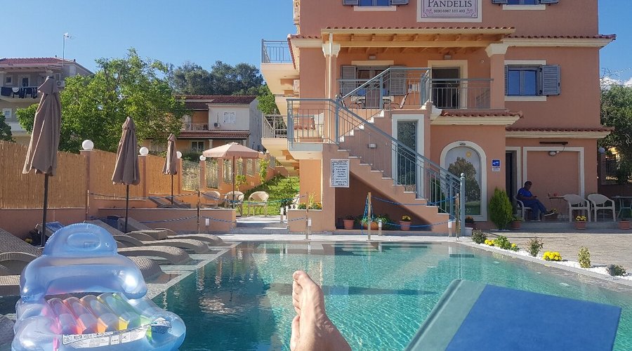 Piscina esterna con lettini e ombrelloni