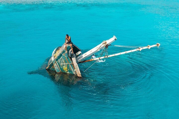 Exploring the Enchanting Allure of Maafushi: Naufragio y Esnorquel con Tiburones Nodriza con Observación de Delfines