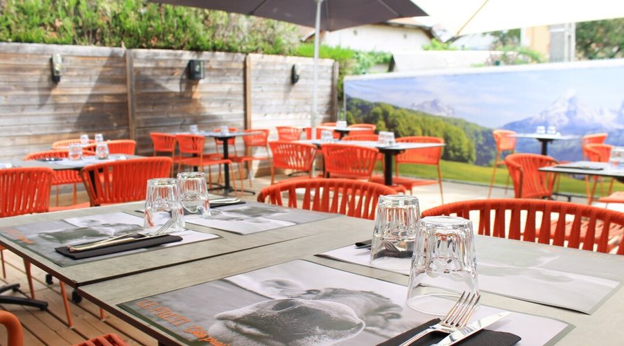 Terrasse ombragée Le Freti Côté Prairie 