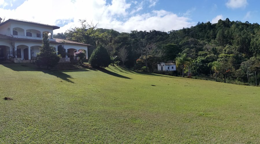 Vista panorâmica da ampla propriedade.