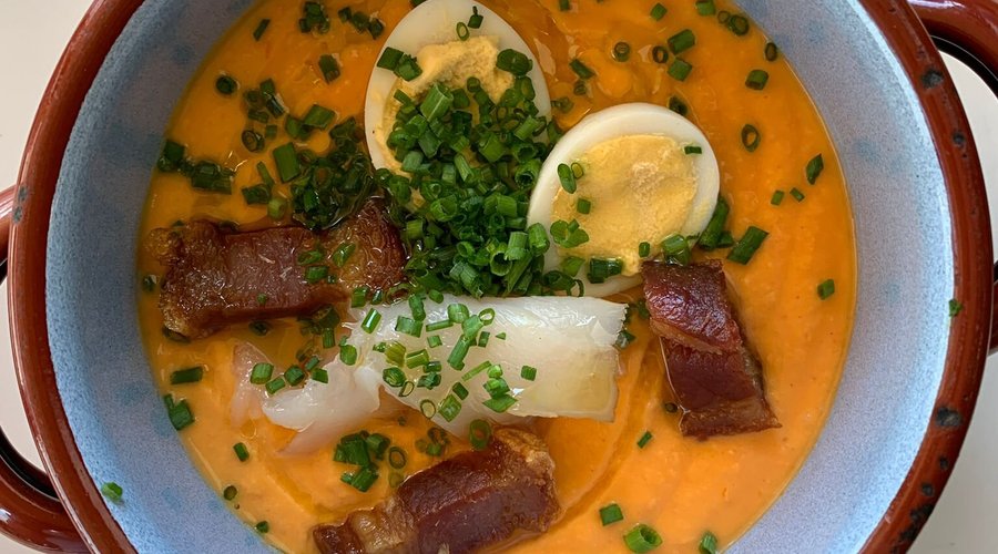Salmorejo Con bacalao y torreznos