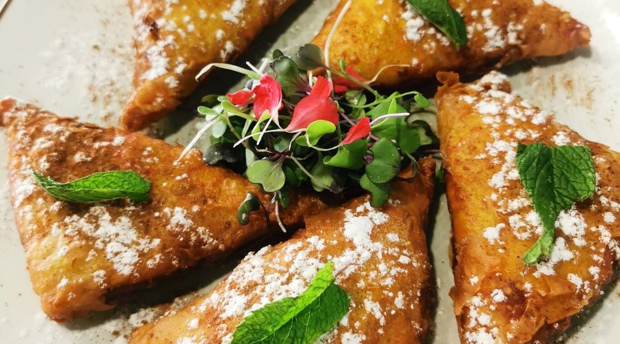 Crujiente de chivo malagueño con pistachos y reducción de
su jugo al vino de málaga (tapa con premio) 