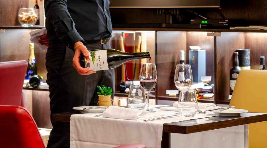Roma Winebar - Choose from dozens of traditional Portuguese wines!