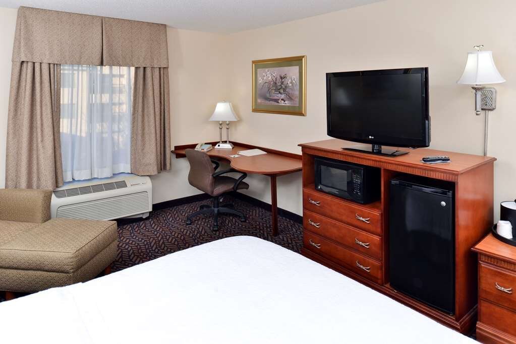 Hampton Inn & Suites Dayton - Vandalia - hotel rooms