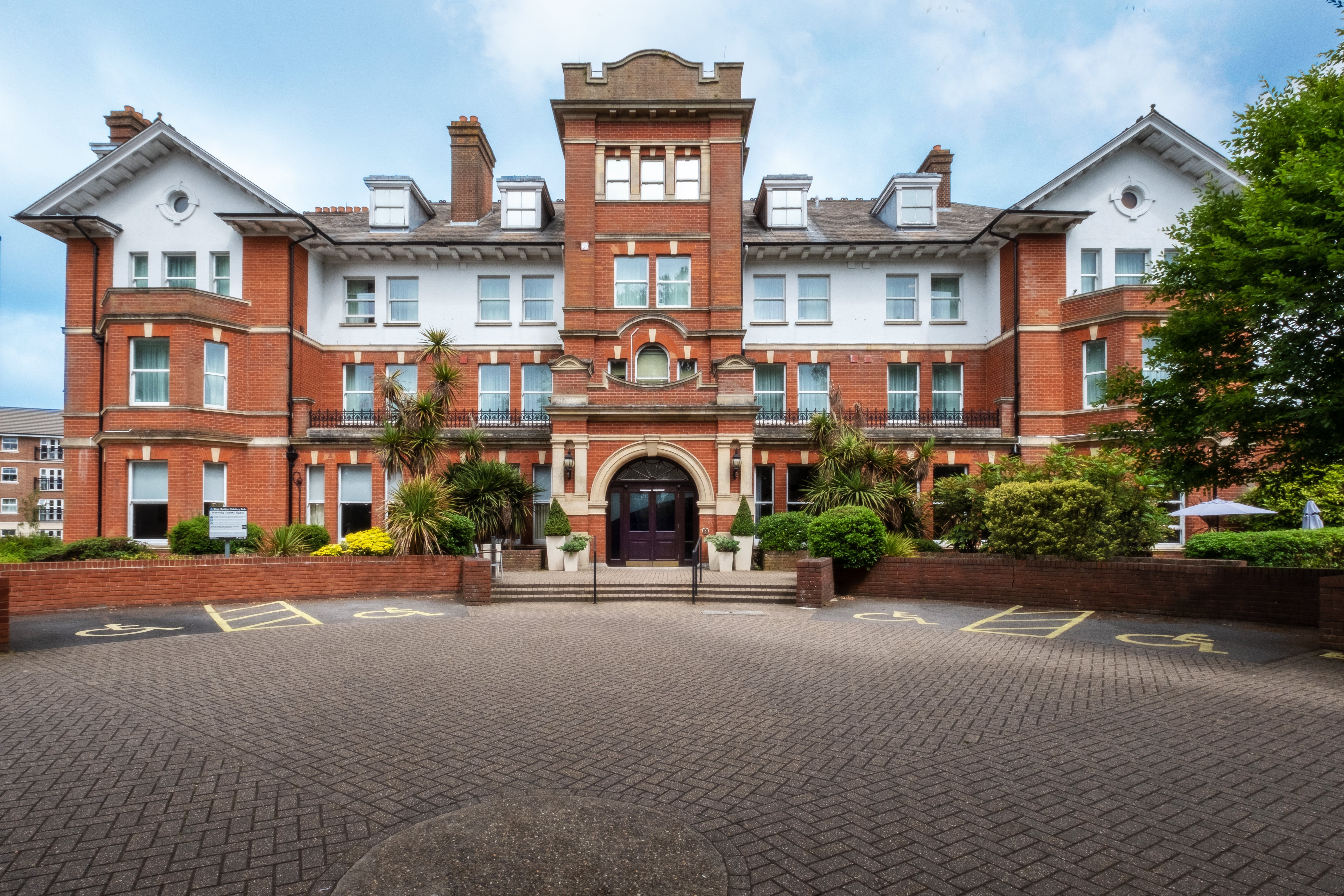 HOLIDAY INN FARNBOROUGH, AN IHG HOTEL $75 ($̶9̶5̶) - Updated 2022 ...