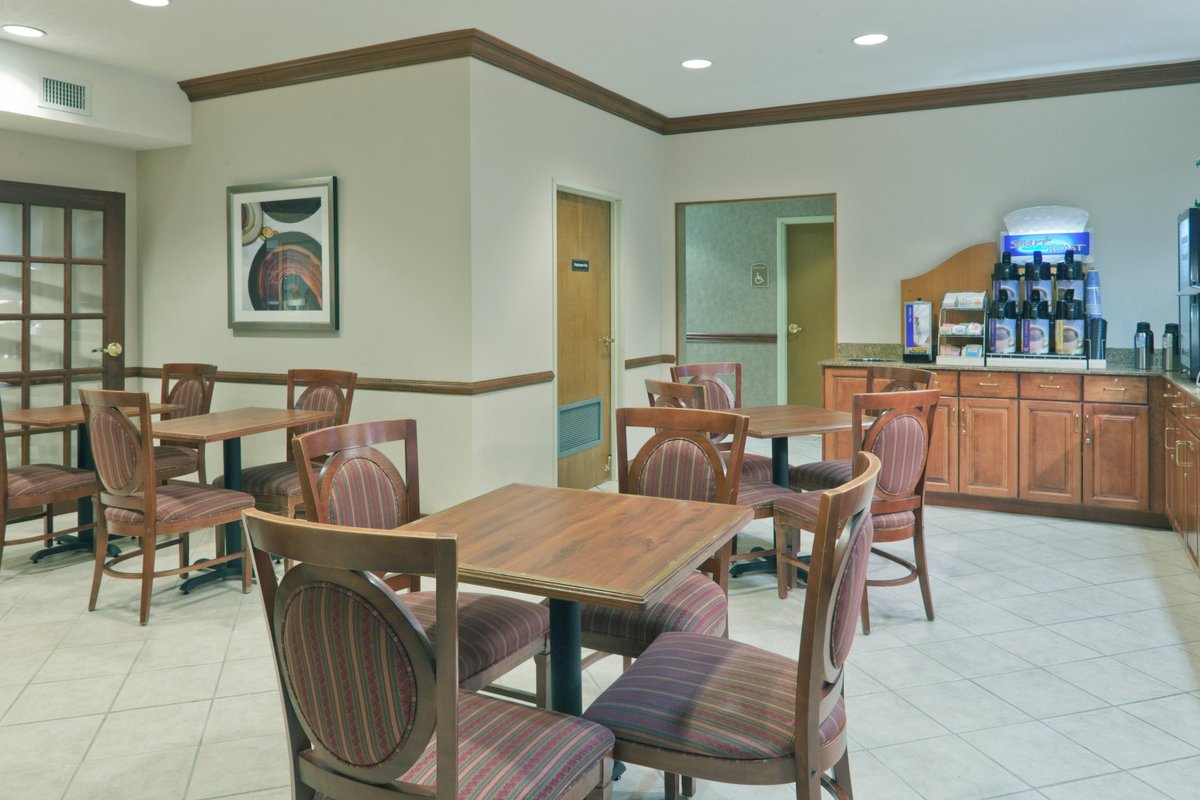 HOLIDAY INN EXPRESS EVANSVILLE - WEST $113 ($̶1̶2̶8̶) - Updated 2022 ...