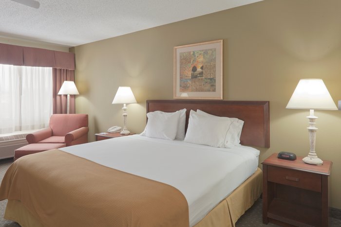 HOLIDAY INN EXPRESS EVANSVILLE - WEST $107 ($̶1̶3̶7̶) - Updated 2022 ...