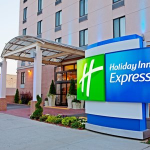 Best hotel to stay few minutes away from downtown Manhattan.