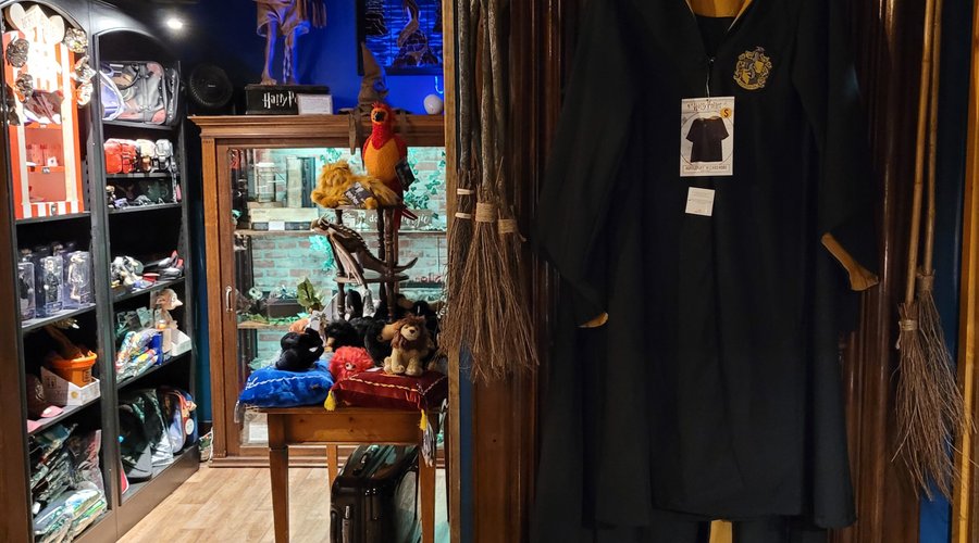 Les capes de sorciers vous attendent, vous n'aurez plus qu'à choisir votre maison : Gryffondor, Poufsouffle, Serdaigle ou Serpentard..?