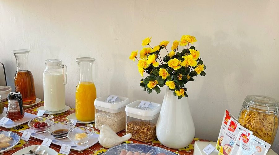 Disfruta de un delicioso desayuno Continental de cortesía en nuestra cocina ancestral poblana; "Cocina Carmela"