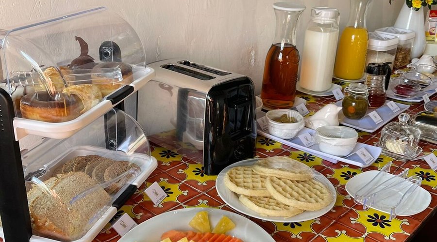 Disfruta de un delicioso desayuno Continental de cortesía en nuestra cocina ancestral poblana; "Cocina Carmela"