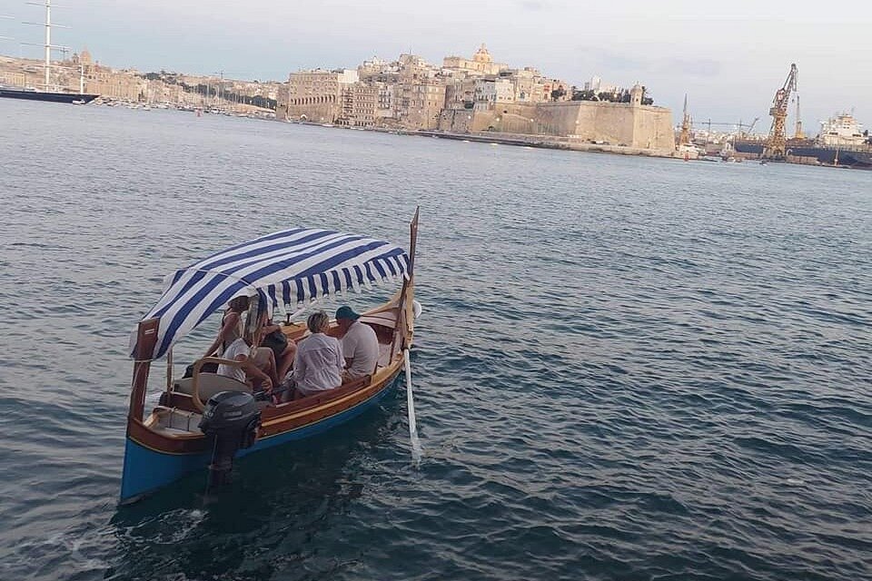 2024年 The Traditional Harbour Cruise Maltese Traditional Boat. 出発前に