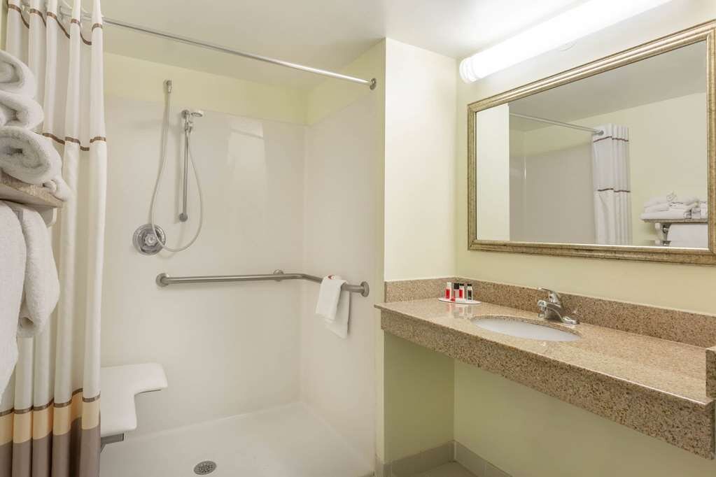 Hotel photo 102 of Ramada Plaza by Wyndham Virginia Beach.