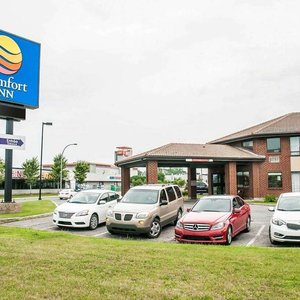 Welcome to the Comfort Inn hotel in Laval, QC