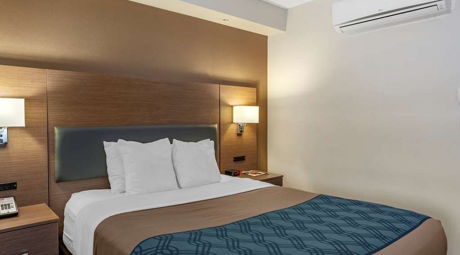 Guest room with one bed