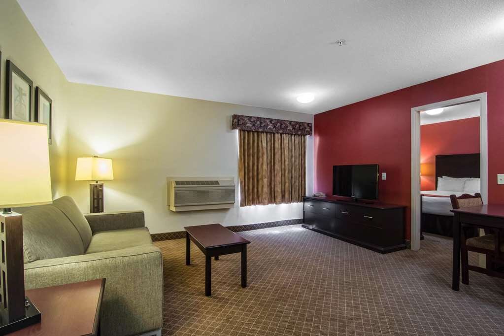 COMFORT INN SUITES CALGARY AIRPORT SOUTH Updated 2024 Prices   Queen Suite 