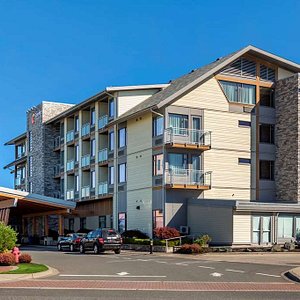 Comfort Inn & Suites in Vancouver Island, image may contain: City, Condo, Apartment Building, Urban