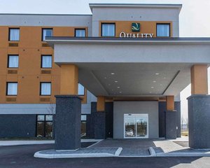 Quality Inn & Suites in Kingston, image may contain: Hotel, Building, Inn, Portico