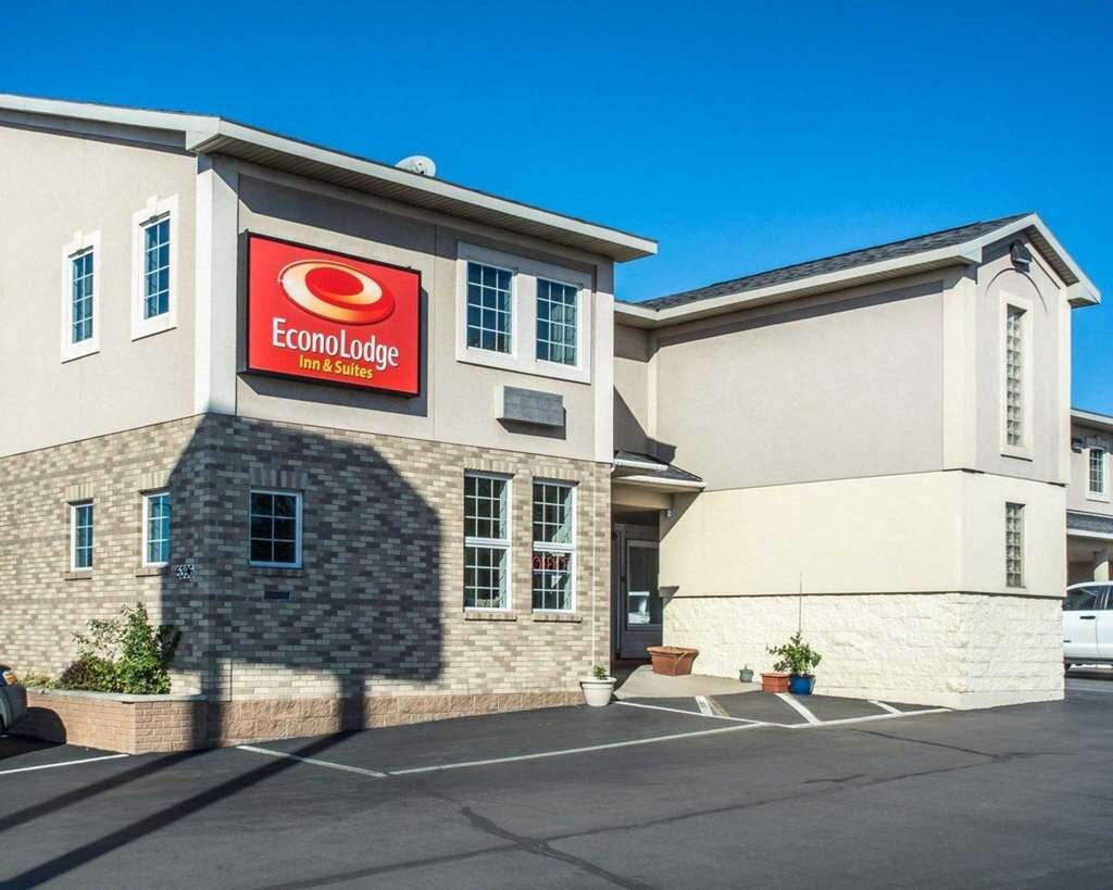 ECONO LODGE INN SUITES AIRPORT Prices Hotel Reviews Salina NY