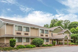 Quality Inn Hyde Park - Poughkeepsie North in Hyde Park, image may contain: Suburb, Neighborhood, City, Condo