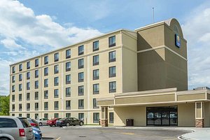 Comfort Inn The Pointe in Niagara Falls, image may contain: Hotel, Office Building, City, Condo