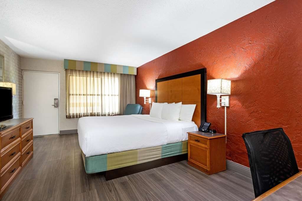 Hotel photo 49 of La Quinta Inn by Wyndham Tampa Bay Airport.