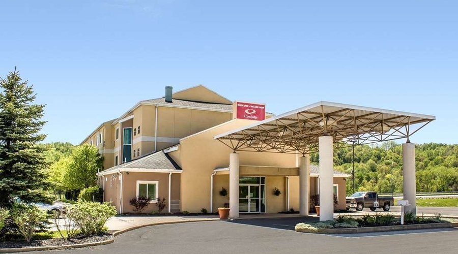 Econo Lodge hotel in Meadville, PA