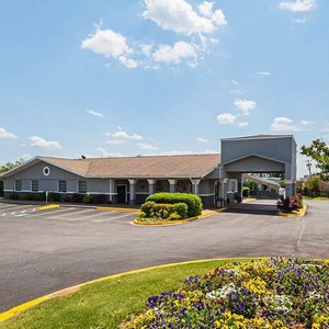 Quality Inn & Suites Haywood Mall Area in Greenville, image may contain: Suburb