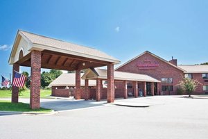 AmericInn by Wyndham Boiling Springs Near Gardner Webb U in Boiling Springs, image may contain: Hotel, Building, Shelter, Flag