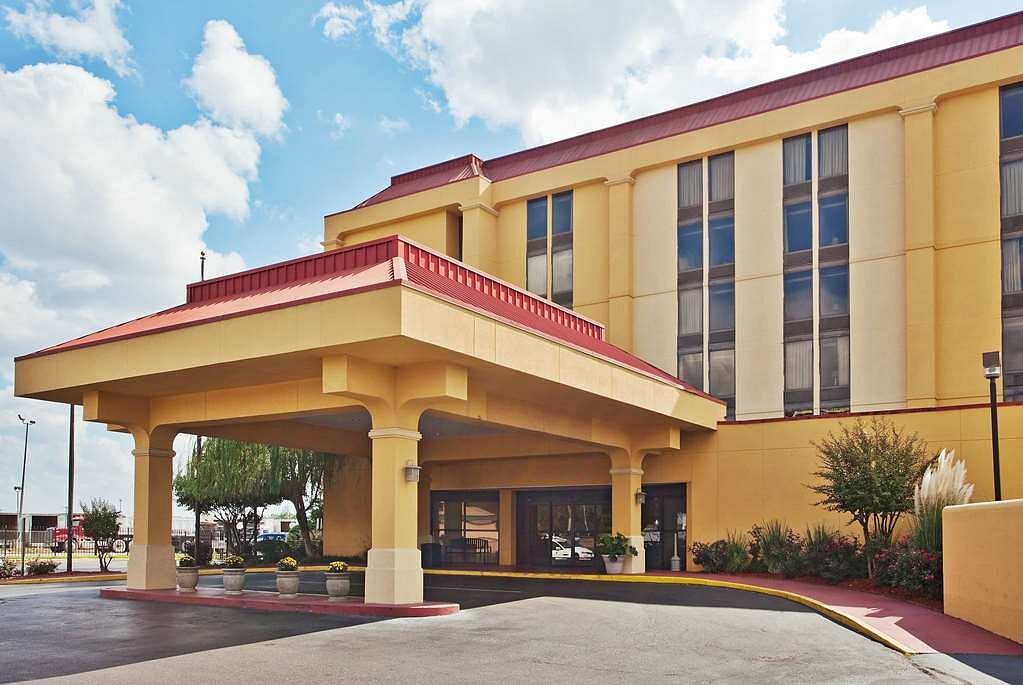 La Quinta Inn &amp; Suites by Wyndham Memphis Airport Graceland, hotell i Memphis