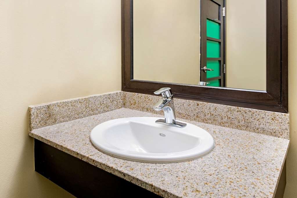 Hotel photo 24 of La Quinta Inn & Suites Oshawa.