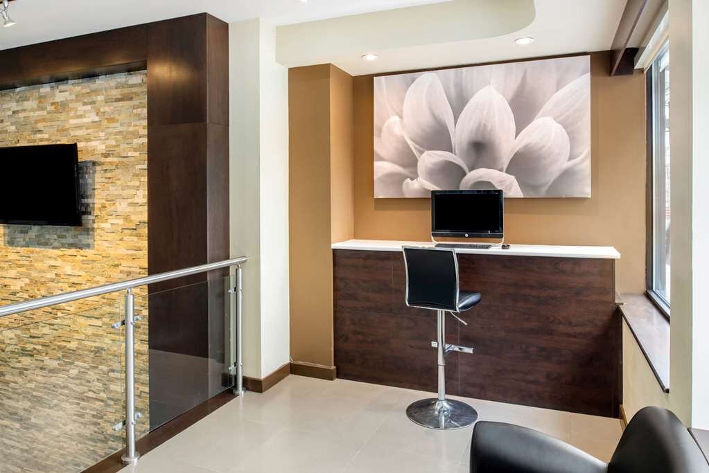 Hotel photo 29 of La Quinta Inn & Suites Oshawa.