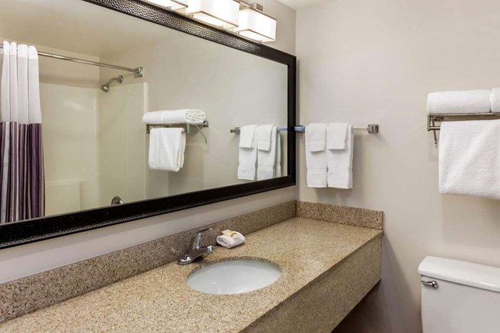 LA QUINTA INN & SUITES BY WYNDHAM MILWAUKEE BAYSHORE AREA $113 ...