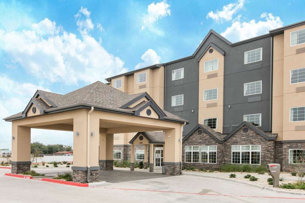 MICROTEL INN AND SUITES BY WYNDHAM LUBBOCK $69 ($̶7̶6̶) - Updated 2024 ...