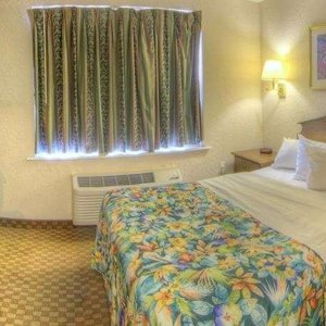 UpTownSuitesOrlandoUCF Guestroom