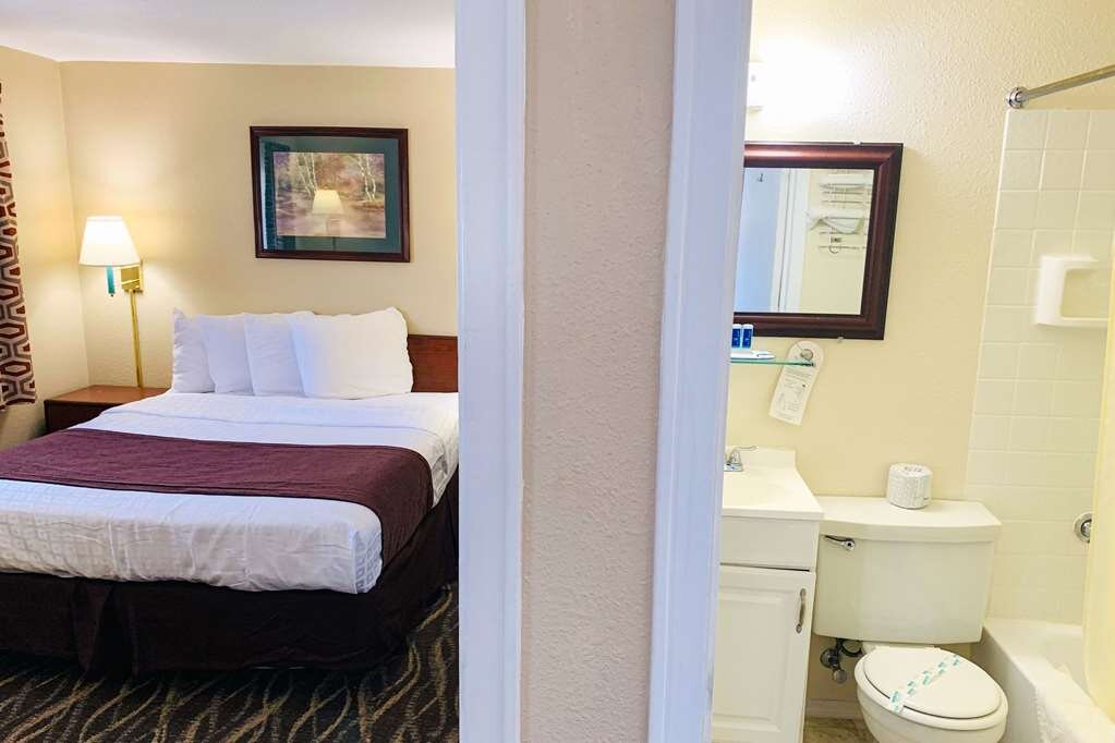 Rodeway Inn & Suites Rooms: Pictures & Reviews - Tripadvisor