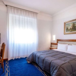 Guest room with three beds